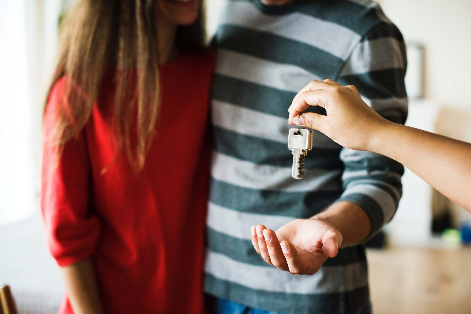 New-Homeowners-PS1600 image of a couple receiving keys